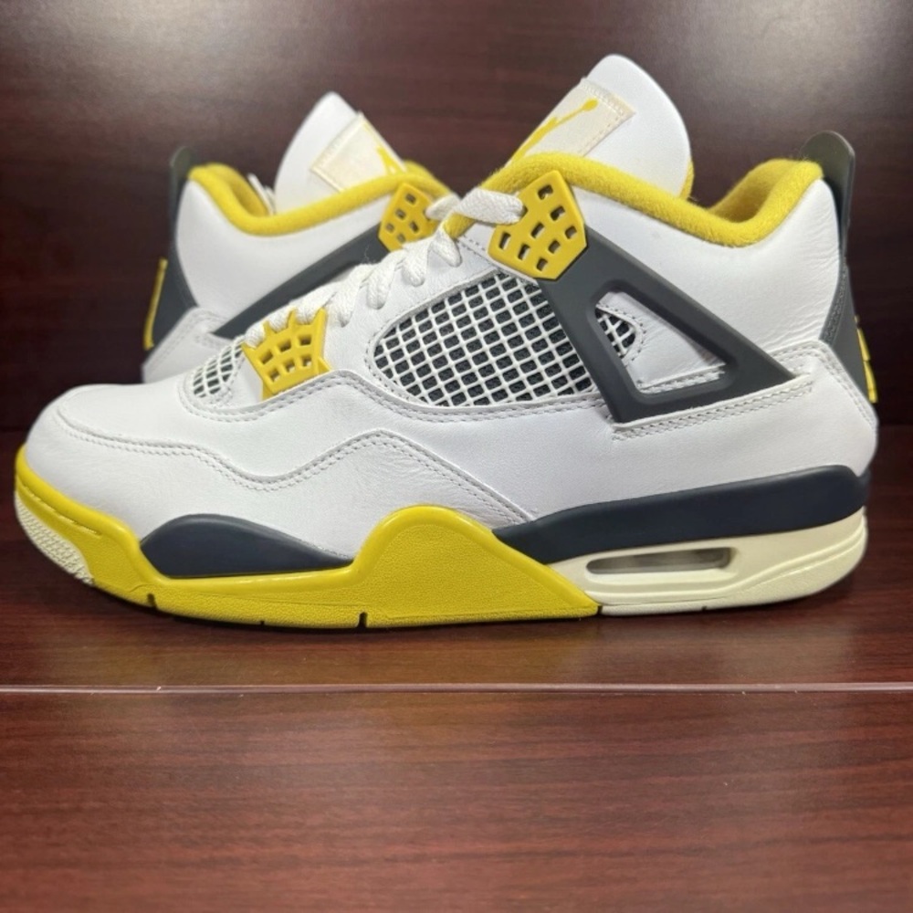 Women’s 7.5 Jordan 4